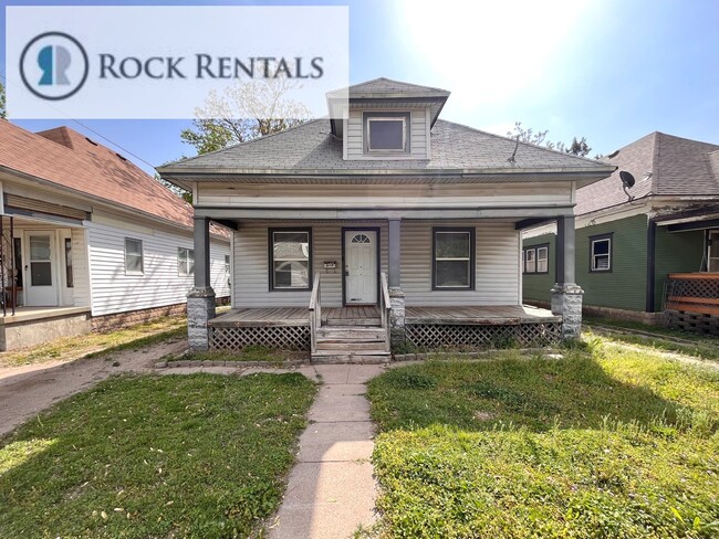 Building Photo - 2 Bed 1 Bath with Off Street Parking