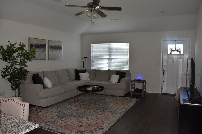 Photo - 515 Ashwood St