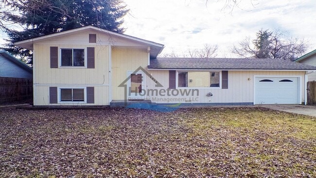 Building Photo - 3 Bed 1.5 Bath with Garage & Fenced Yard Rental