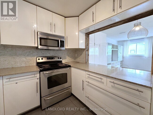 Photo - 1175 Queen St E