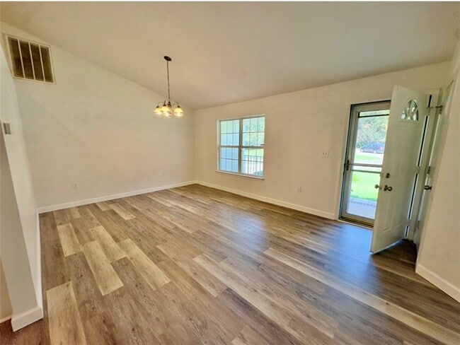1101 Ravenswood Dr