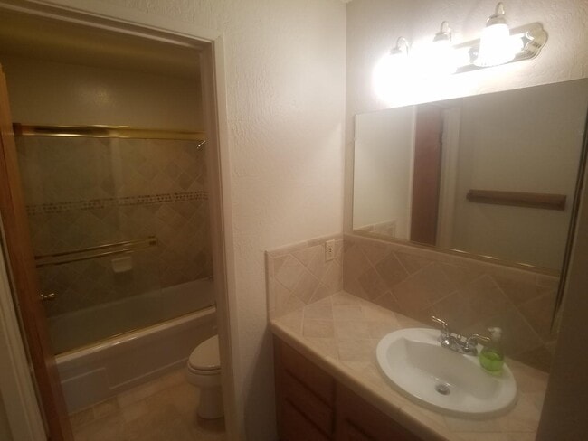 Photo - Excellent Adams Point location FREE parking!