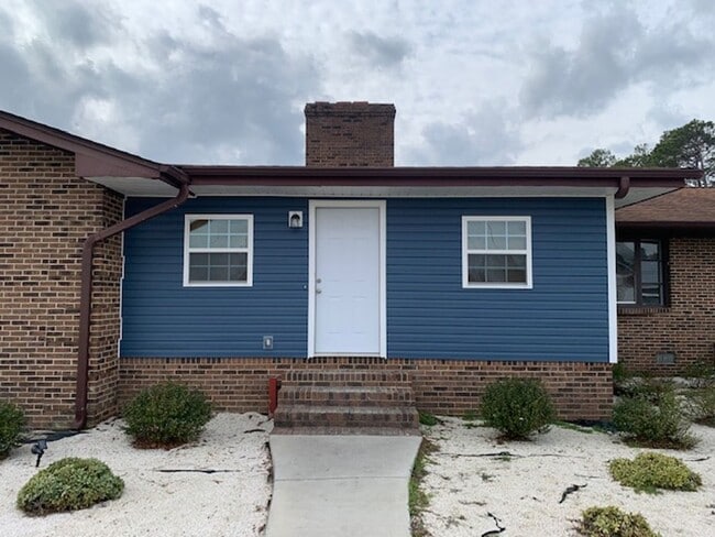 Building Photo - 618 Hiawatha Rd Unit B