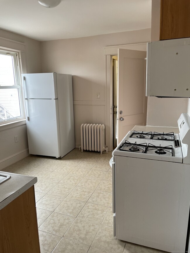 6 Clinton Ave Apartment - Middletown, CT | ForRent.com