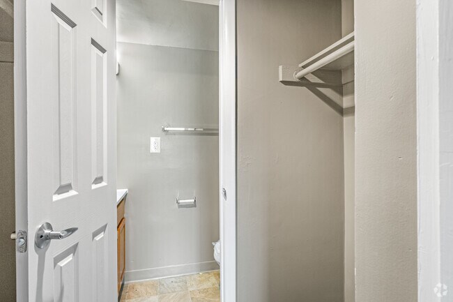 3BR, 1.5BA - 818SF - Closet