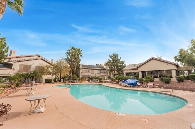 Photo - Beautiful, upgraded 2 bd/2ba condo located in the heart of the Whitney Ranch area! Unidad 1067