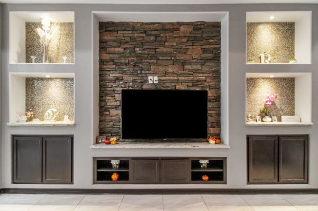 Photo - 1900 Queens Ave