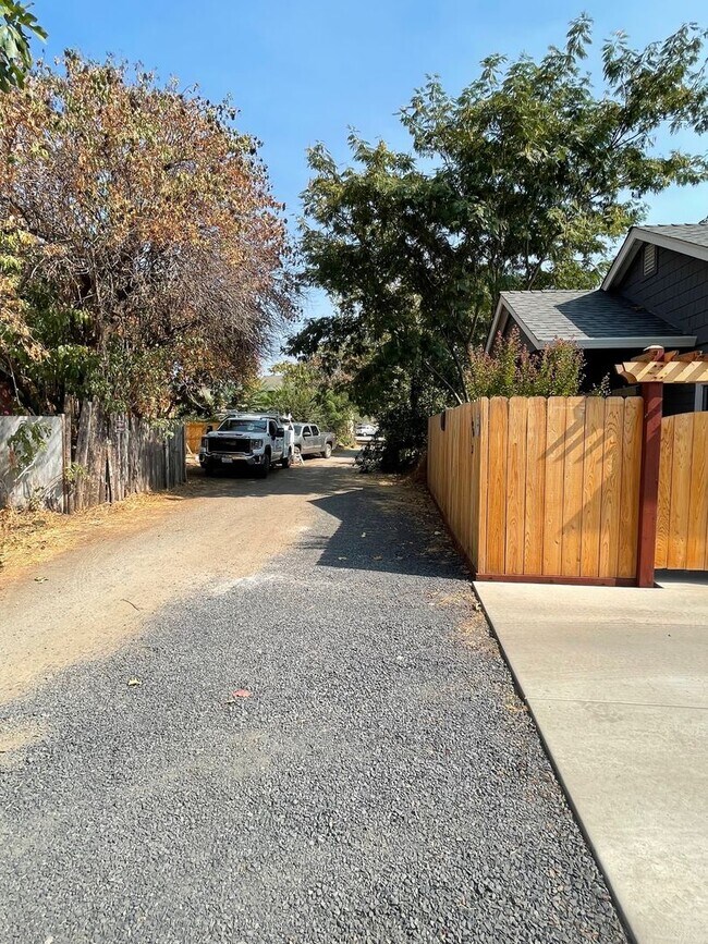 Photo - 126 W 20th St Unit 3