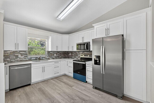 Photo - 16971 Mayfair Dr E