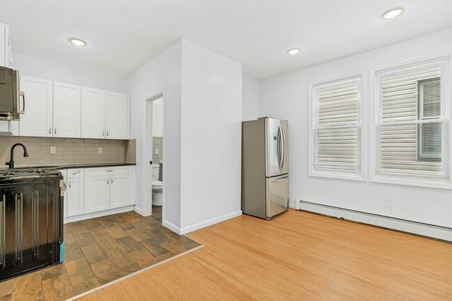 Photo - 344 Danforth Ave Unidad 1