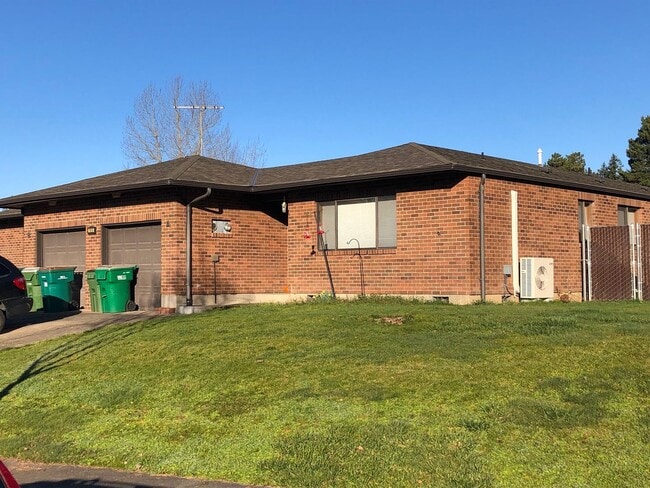 Building Photo - 3 bedroom 2 bath duplex in Newberg Unit A