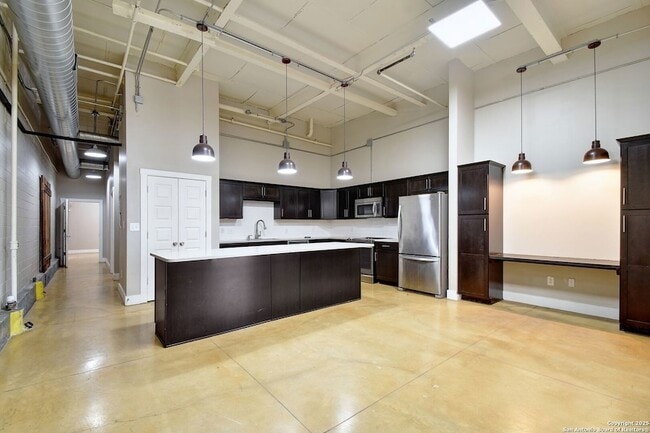 Photo - 3363 E Commerce St