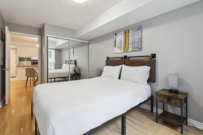 Photo - 168 Simcoe St Unit SI FL1-ID1030945P