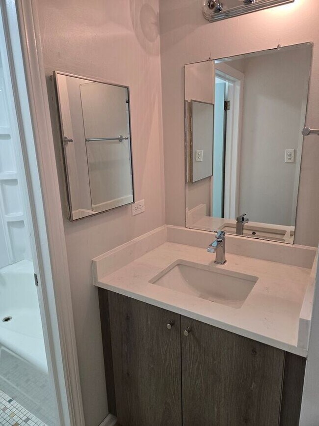 Photo - 1917 W 103rd St Unit 202