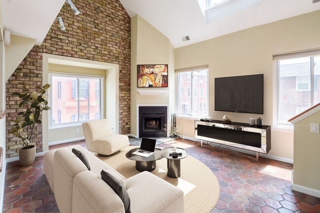 Building Photo - Beautiful Three Bedroom in Washington Square West