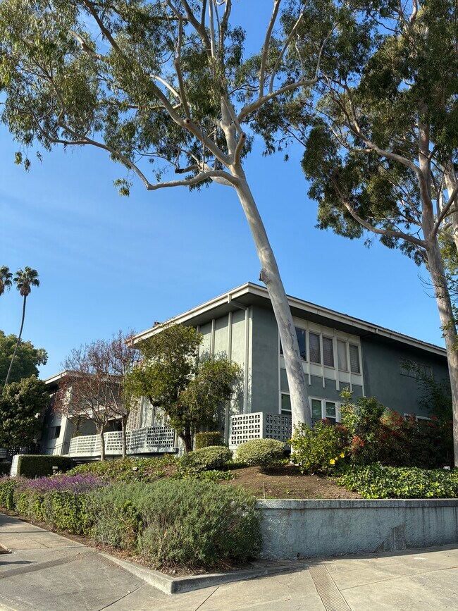 Esquina del edificio en Fair Oaks Ave. - 1520 Spruce St Unidad #8