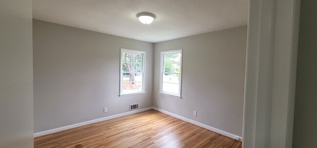 Photo - Move In Ready Home- Close to 95 - Easy Commute to local Shopping, Restaurants, and Interstate.