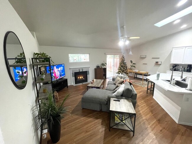 Remodeled 3-Bedroom Duplex Home in North G... - Remodeled 3-Bedroom Duplex Home in North G...