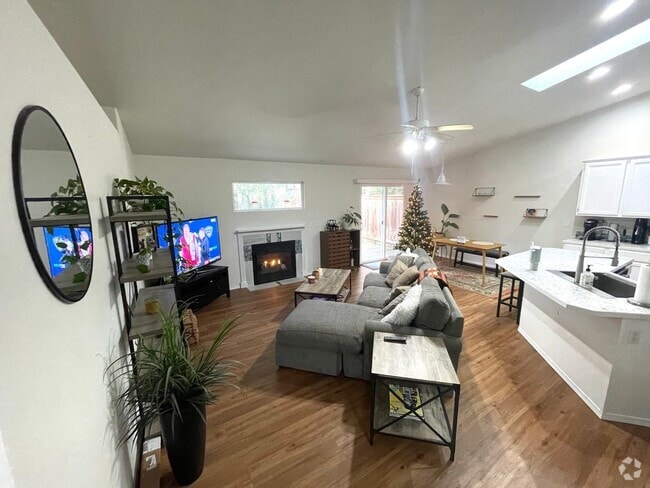 Building Photo - Remodeled 3-Bedroom Duplex Home in North G...