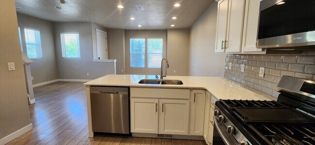 Photo - 1 MONTH FREE(OAC) 4-bed, 3.5-bath Townhome Available early June