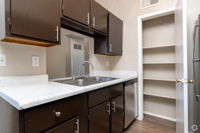 2BR, 1BA - 750SF