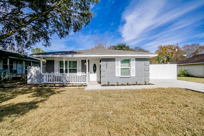 Photo - 907 Avenue E