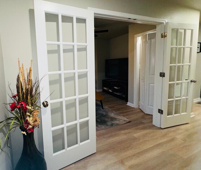 Photo - 2447 McAlpine Terrace