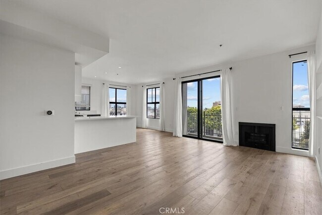 Photo - 8811 Burton Way Unidad 318 Rental