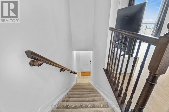 Photo - 620 Parnian Private