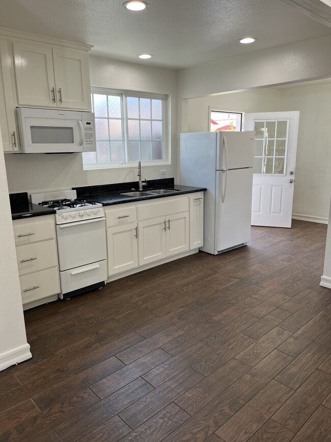 Kitchen area - 1333 Bennett Ave Apartments Unit B