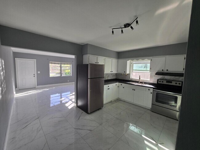 Photo - 1021 SW 32nd Ct