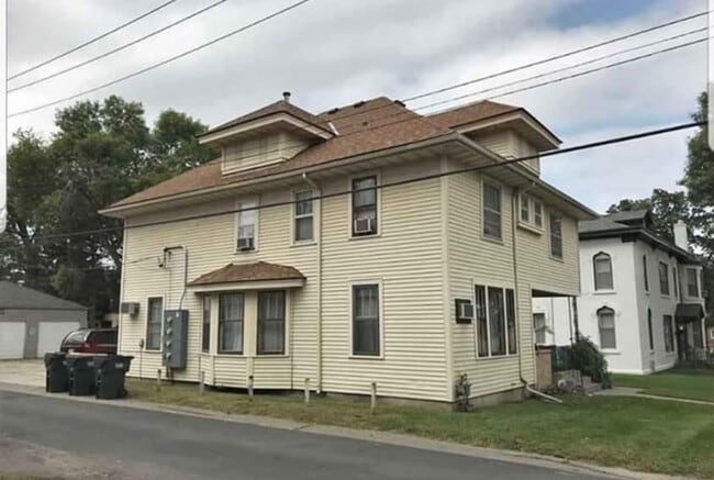 315 E Walnut St Unit 2