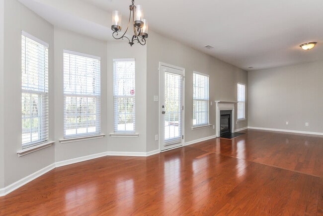 Photo - 1547 Cairo Way