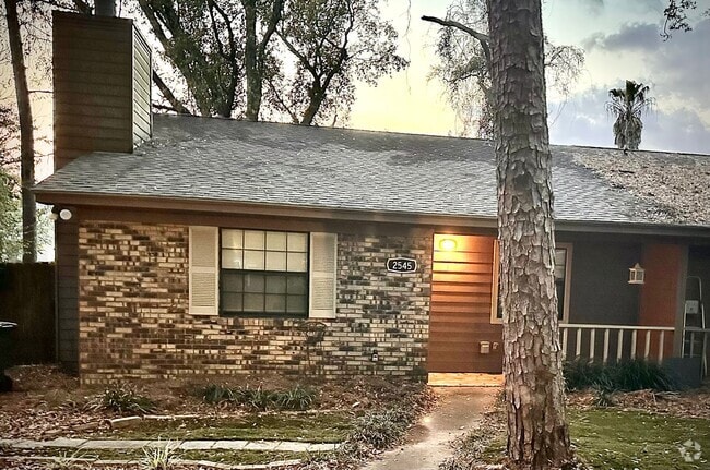 Building Photo - Great townhome in Brewster Estates!