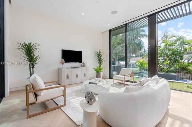 Photo - 536 W 51st St