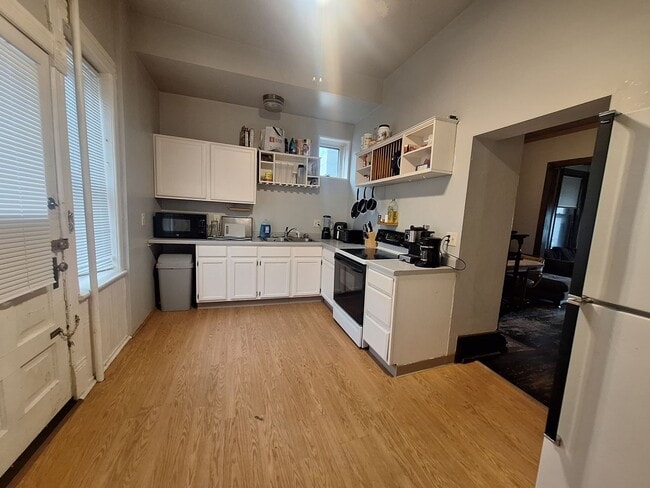 Photo - Large 3 Bedroom Open July 1st! Unit 529 W 4th St - 1