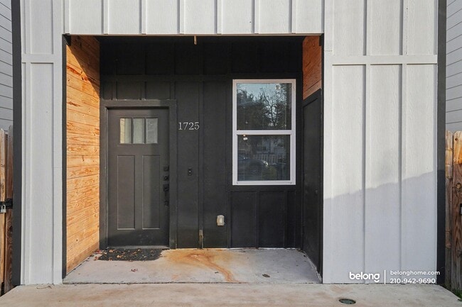 Photo - 1725 E Crockett St