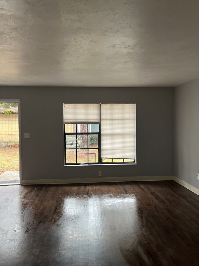Updated 2/1 in Quiet Quadplex – Great Loca... - Updated 2/1 in Quiet Quadplex – Great Loca... Casa