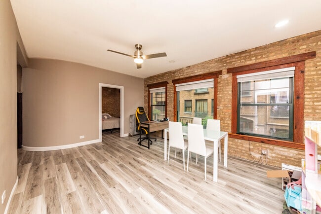 Building Photo - 7025 N Sheridan Rd Unit 1E Rental