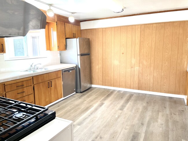 Photo - 6815 Moeser Ln