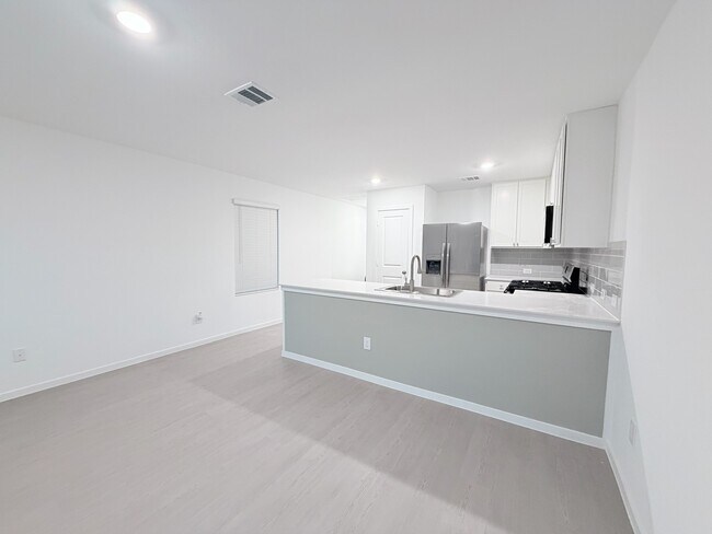 Photo - 945 Pertuso Ln