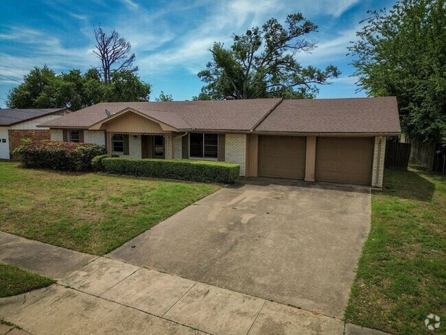 Building Photo - Available Now! 3 Bedroom 2 Bath Near TJC! Rental