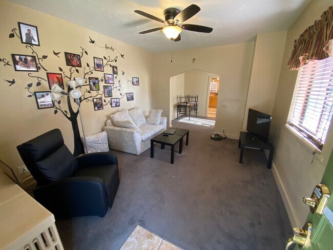 Photo - Charming 5 Bed 2 Bath House in Carnegie!