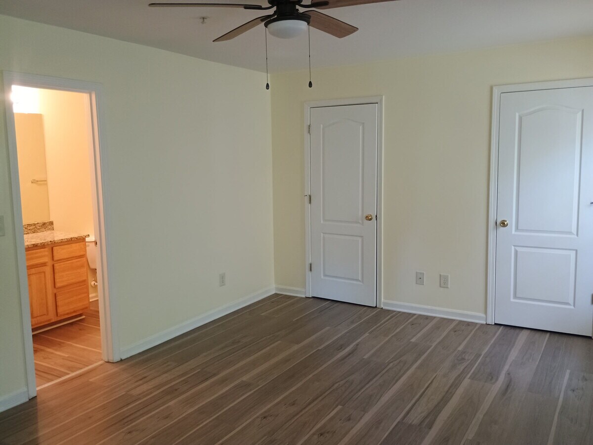 Photo - 1061 Scott St SE