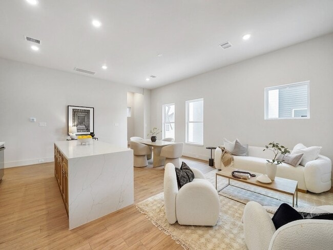 Photo - 859 Rachel St