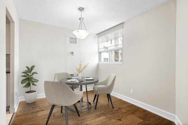 Photo - Riviera Gate