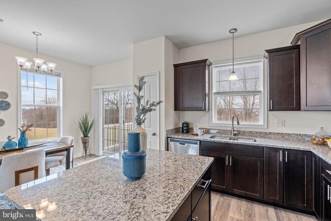 Photo - 2027 Ter Vw Ln