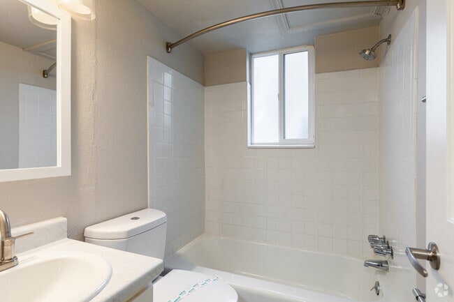 1BR, 1BA 700SF