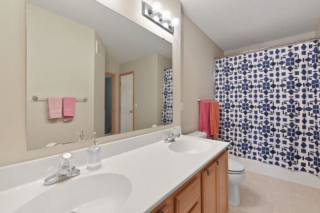 Double sink full bathroom - 20505 Erin Ct
