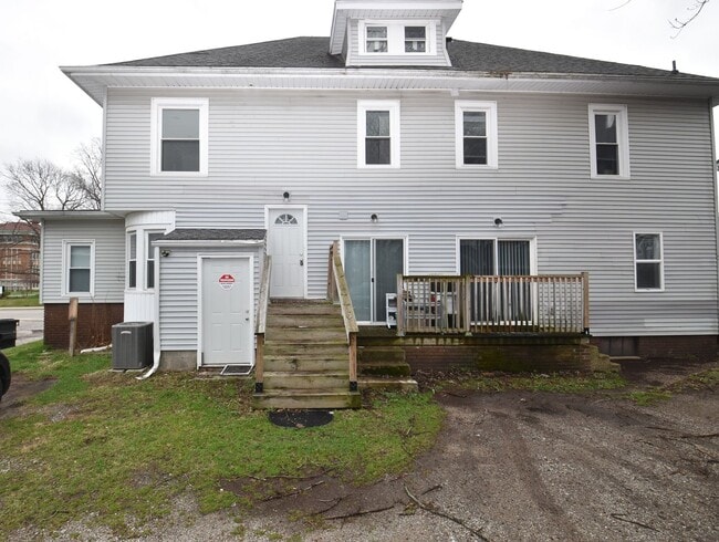 Building Photo - 111-113 S West St Mishawaka Unit 111 1/2 S. West St.